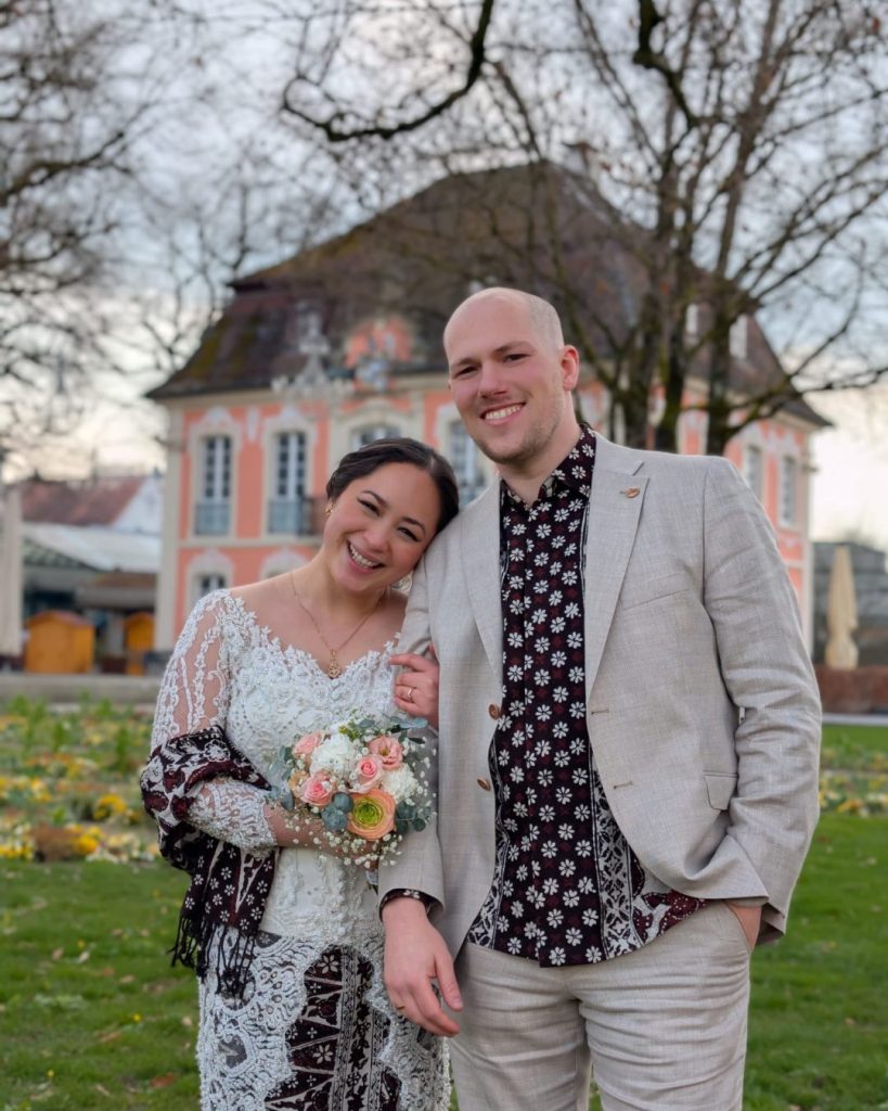 Kebaya wedding modern brokat putih untuk pengantin wanita di Jerman